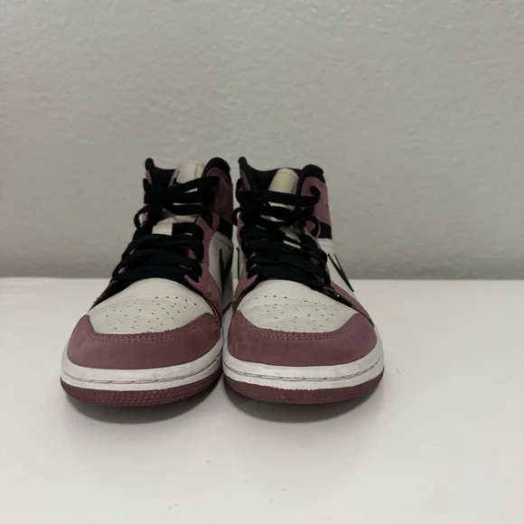 Jordan 1 in Mauve and Black - Picture 2 of 6